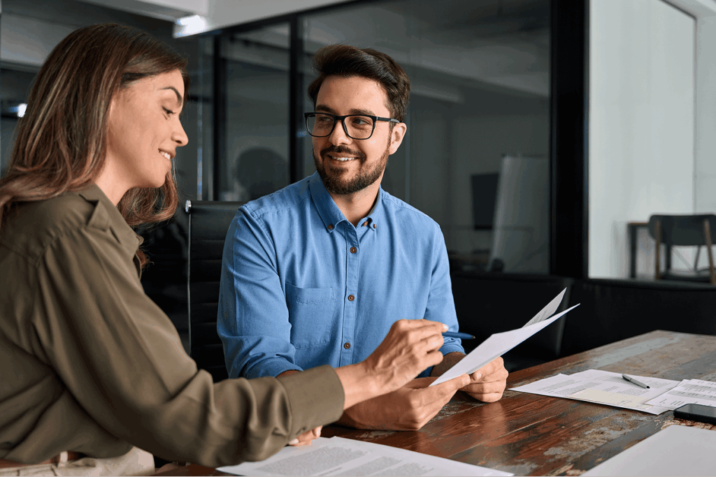 Juriste de Frontaliers Grand Est conseillant un travailleur frontalier