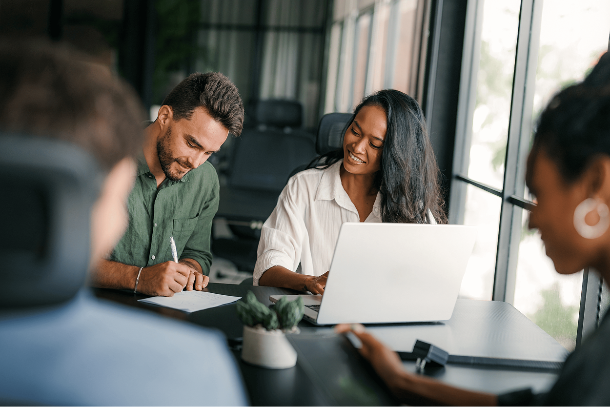 Travailleurs frontaliers réunis dans un bureau moderne