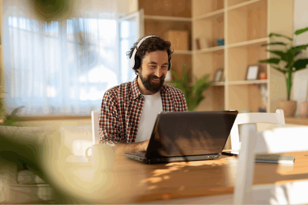 Personne en télétravail avec un casque devant son ordinateur