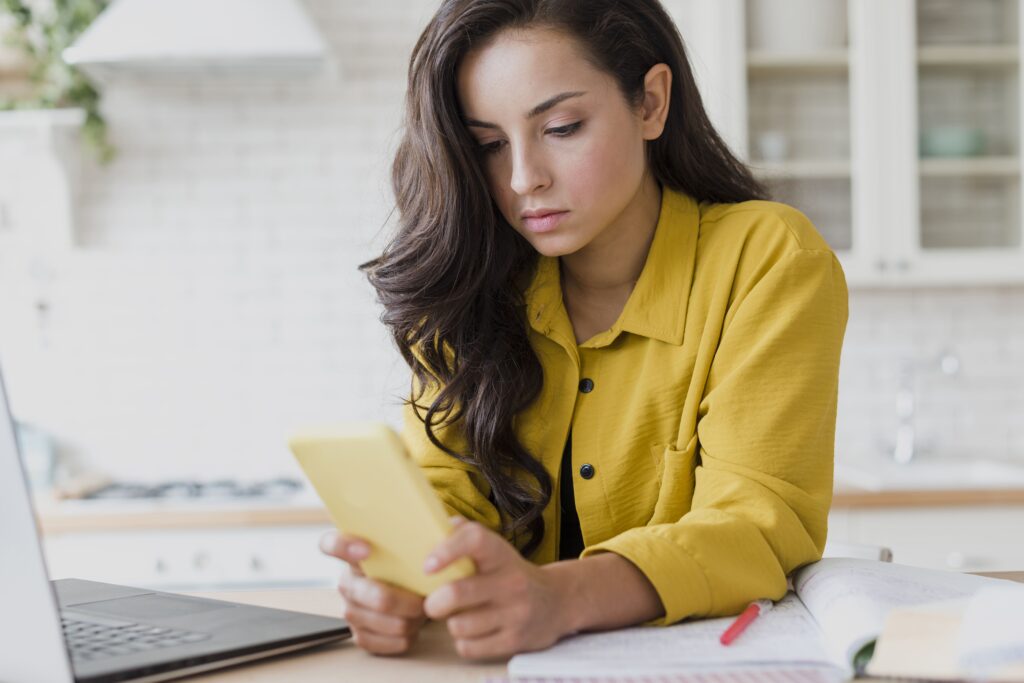 Femme consultant son salaire net sur un smartphone
