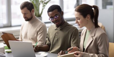 Chercheurs étudiant des sources d'énergie alternatives