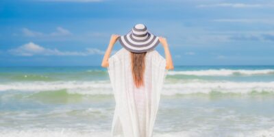Personne détendue en vacances au bord de la mer